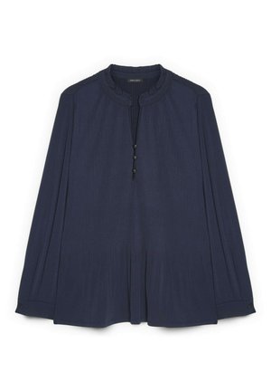 Marineblauwe blouse met lange mouwen, ronde hals, drie kleine knoopjes aan de voorkant en een subtiele verticale geplooide textuur.