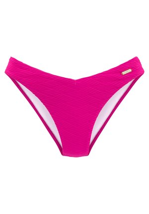 Fuchsia bikini onderkant met getextureerde zigzagpatronen, een brede elastische tailleband en contrasterende witte voering. Gouden logo-accent aanwezig.