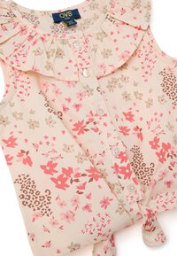 Bloemenknop blouse met rimpelnek in pastelkleuren, met roze en groene bloemen vervlochten met bruine luipaardvlekken. Gefixeerd detail aan de onderkant.