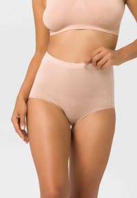 Beige hochgeschnittene Unterhose aus glattem, dehnbarem Stoff mit einem nahtlosen Bund. Elastisches Material, das für Komfort und passgenauen Sitz entworfen wurde.
