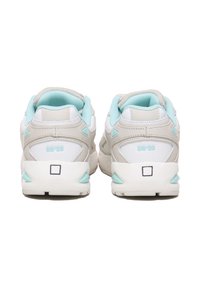 Helle graue und weiße Sneaker mit mintfarbenen Akzenten, ausgestattet mit einer strukturierten Ferse, Logo-Detail und schnürsenkellosem Design. Entwickelt für Komfort.