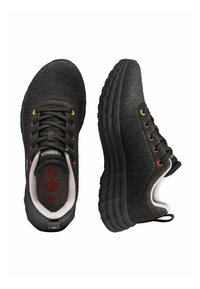 Schwarze und graue Stoff-Sneaker mit einer strukturierten Oberseite, runden Schnüren, gelben und roten Ösen sowie dicken Gummisohlen mit einem Profilmuster.