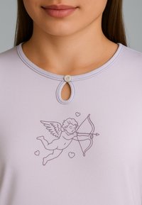 Top lilla con scollatura rotonda e dettaglio a chiave, che presenta un cherubino ricamato con un arco e cuori. Tessuto morbido e liscio.