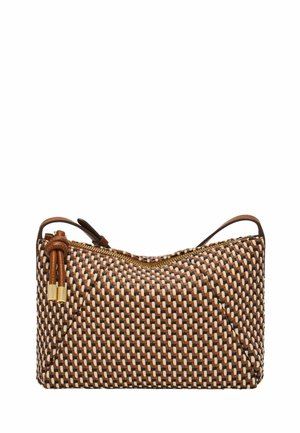 Kleine Handtasche mit braunem, schwarzem und beigem gewebtem Muster, oberem Reißverschluss, Lederquasten und kurzem Leder-Riemen vor weißem Hintergrund.