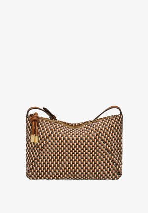 Kleine Handtasche mit braunem, schwarzem und beigem gewebtem Muster, oberem Reißverschluss, Lederquasten und kurzem Leder-Riemen vor weißem Hintergrund.