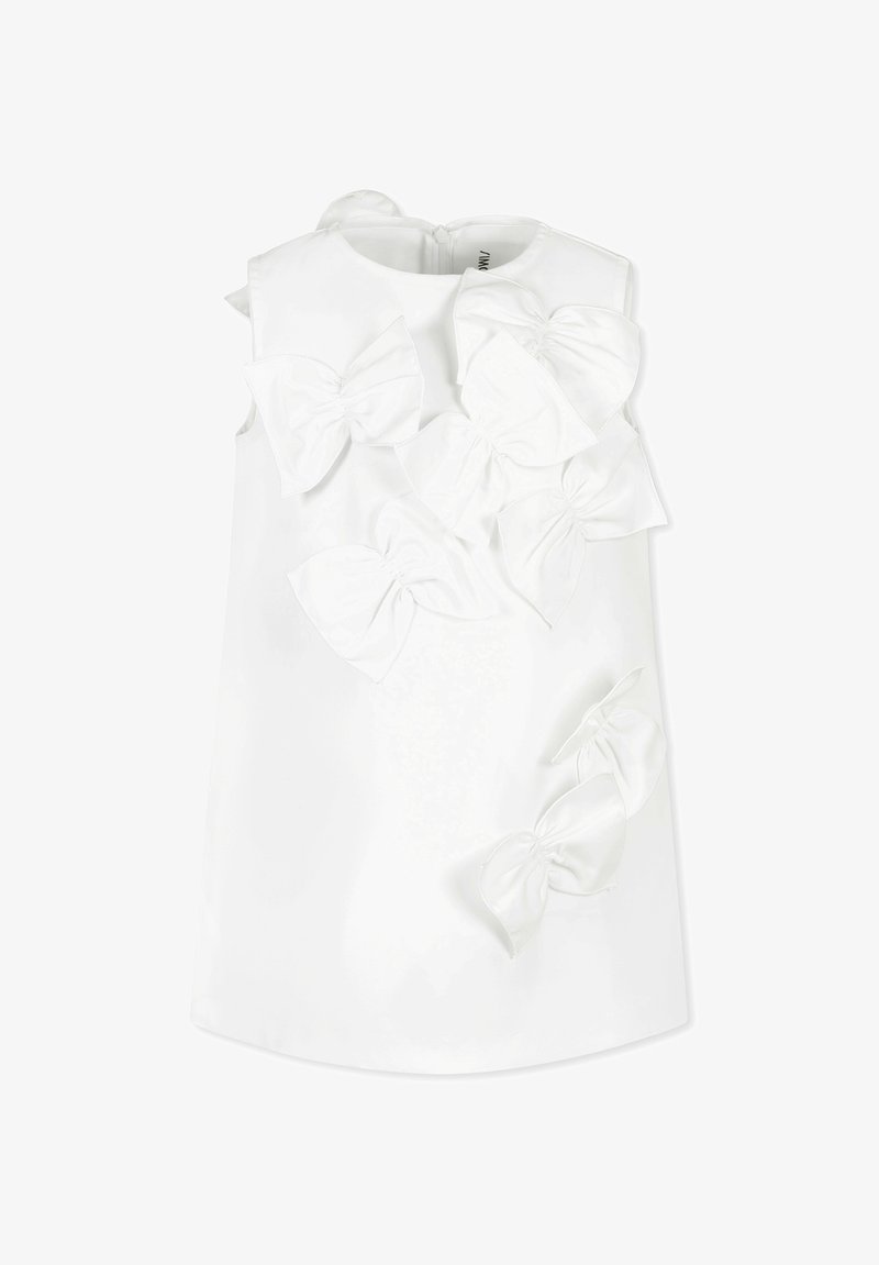 Robe sans manches blanche ornée de plusieurs grands nœuds en satin de tailles variées attachés à l'avant, avec une fermeture éclair au dos.