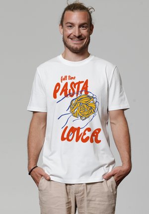 Weißes Baumwoll-T-Shirt mit einem bunten Grafikmotiv von Pasta und dem Text "Vollzeit PASTA LIEBHABER" in Rot und Blau. Lässiger Schnitt, kurze Ärmel.