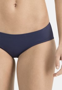 Marineblaue Bikiniunterteile mit glatter Textur und moderater Bedeckung, die ein einfaches, nahtloses Design und einen tief sitzenden Bund aufweisen.