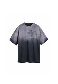 Camiseta gris degradado con un corte holgado, cuello redondo y un estampado gráfico en gris oscuro. Textura suave con mangas cortas.