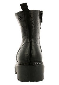 Botín negro hasta el tobillo con textura de cocodrilo, suela gruesa y cremallera lateral. Presenta una lengüeta en la parte trasera y costuras en blanco.