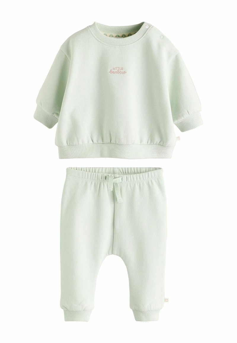 Lysegrøn bomuldsoutfit til småbørn bestående af en kortærmet sweatshirt med rund hals og matchende bukser med elastisk liv og manchetter.