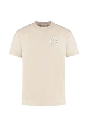 Beige katoenen T-shirt met een ronde hals en korte mouwen. Heeft een gestructureerd, wit logo op de linker borst. Glad stoffen oppervlak.