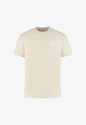 Beige katoenen T-shirt met een ronde hals en korte mouwen. Heeft een gestructureerd, wit logo op de linker borst. Glad stoffen oppervlak.