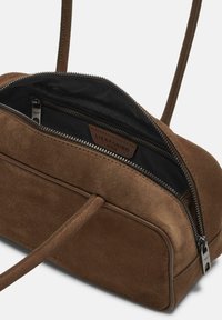 Braune Wildleder-Handtasche mit Reißverschluss, Lederakzenten und einem schwarzen Innenraum. Verfügt über einen einzigen Schultergurt und eine Fronttasche.