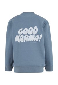 Sudadera de algodón azul con cuello redondeado, mangas largas y un gran diseño de texto blanco en la parte posterior que dice "¡BUENA KARMA!"