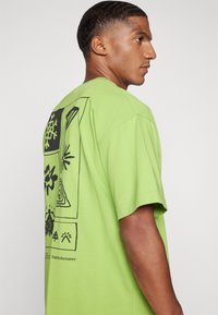 Peak Performance GRAPHIC TEE - T-shirt estampada - stand out green