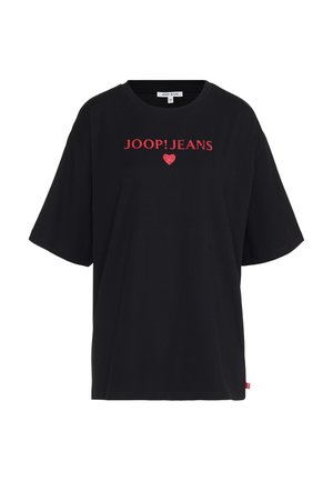 Zwarte katoenen t-shirt met een losse pasvorm, ronde halslijn en korte mouwen. Voorzien van rode "JOOP!JEANS" tekst en hartontwerp aan de voorkant.