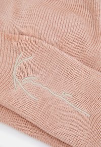 Karl Kani SIGNATURE BEANIE UNISEX - Căciulă - rose