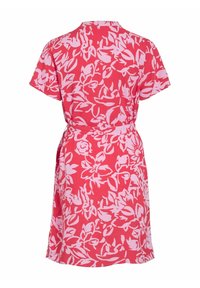 Abito a maniche corte rosa con un motivo floreale in rosa chiaro, fasciato in vita, con colletto e orlo all'altezza del ginocchio.