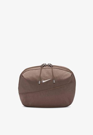 Pochette Nike marron avec double fermeture éclair et logo swoosh blanc centré sur le devant sur fond blanc.