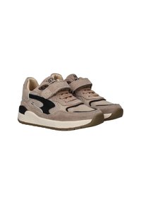 Beige sneakers met zwarte accenten, bovenwerk van textuur-mesh en suede, klittenbandsluiting en vetersysteem. Rubberen zool met gestructureerd profiel.