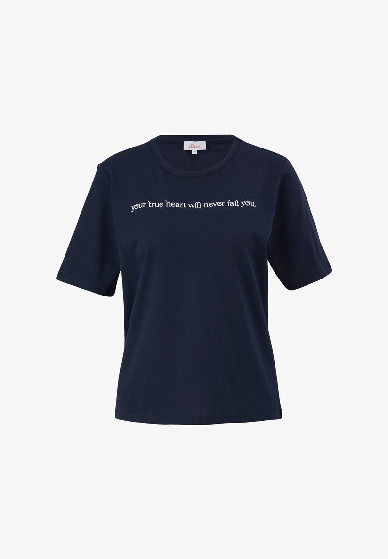 Navyblauw katoenen t-shirt met korte mouwen, ronde halslijn en witte tekst gedrukt op de borst: "je ware hart zal je nooit in de steek laten."