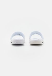 Lacoste SERVE SLIDE - Sandalias planas - white/dark green