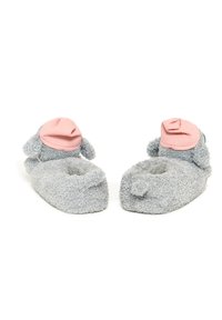 Grå fuzzy slippers med lyserøde stofhætter og ører, der har en afrundet tåform og en tekstureret overflade for komfort.