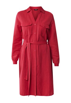 Červené lněné šaty s dlouhými rukávy, dvěma náprsními kapsami, zapínáním na knoflíky vpředu a odpovídajícím páskem v pase. Hladká textura.