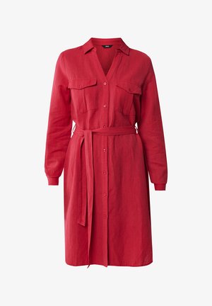 Červené lněné šaty s dlouhými rukávy, dvěma náprsními kapsami, zapínáním na knoflíky vpředu a odpovídajícím páskem v pase. Hladká textura.