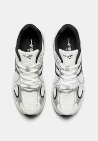 Białe sneakersy siatkowe z srebrnymi akcentami i czarnymi detalami, z teksturowaną cholewką, okrągłym noskiem i kontrastującymi sznurowadłami.
