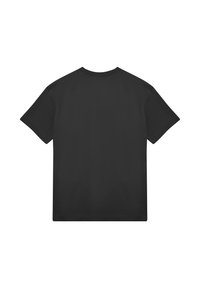 Černé krátké rukávy bavlněné tričko s kulatým výstřihem, položeno plochě se zadní stranou směřující dopředu, bez viditelných log nebo designů.