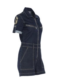 Giocattolo di denim con maniche corte, zip frontale, due tasche sul petto e toppe dorate accentuate sulle spalle. Colore blu scuro con cuciture a contrasto.