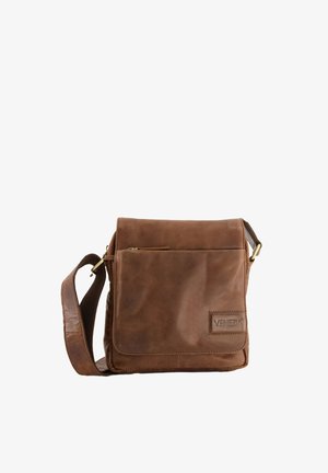 Hnědá kožená taška přes rameno s nastavitelným popruhem, předním klopovým uzávěrem, malou zipovou kapsou a vyraženým logem značky na přední straně. Hladká textura.