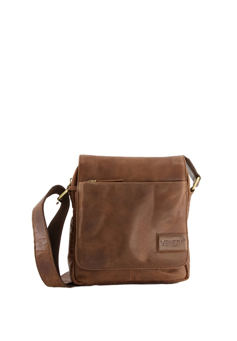 Brun læder messenger taske med justerbar strop, frontklap, lille lynlås lomme og præget brandlogo på fronten. Glat tekstur.