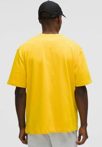 lululemon HEAVYWEIGHT JERSEY - Camiseta básica - yellow