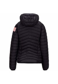 Giubbotto imbottito nero con un motivo a chevron, cappuccio e una piccola toppa della bandiera americana sulla spalla sinistra. Texture liscia.