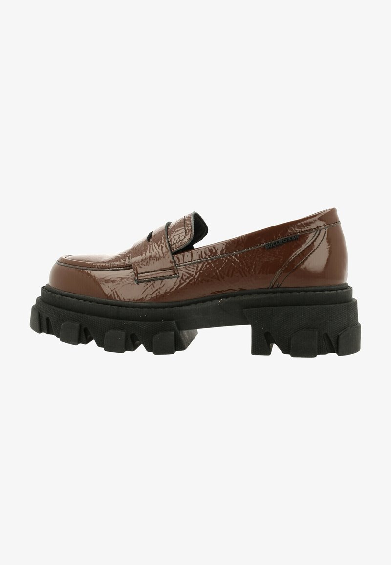 Scarpa slip-on in pelle patent marrone con una spessa suola in gomma nera caratterizzata da tacche profonde per una maggiore aderenza. Texture liscia e design minimalista.