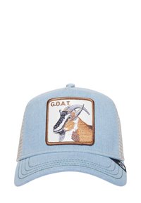 Cappellino da baseball azzurro chiaro con retro in rete, caratterizzato da un patch ricamato con la testa di una capra e la parola "G.O.A.T.".