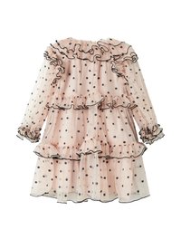 Roosa täpp-dress, mis on valmistatud läbipaistvast kangast, mustade ripsmete jaotusega kaeluses, varrukate otstes ja allääres, koos kihiliste, paistes varrukatega.