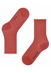 Chaussettes rouges de cheville avec un motif texturé, présentant un bord festonné et un orteil renforcé, marquées de "FALKE" en noir.