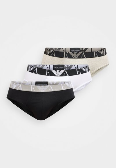 Három pár rövidnadrágszerű alsónemű fekete, fehér és világosszürke színekben, fekete és ezüst logómintás elasztikus derékpánttal.