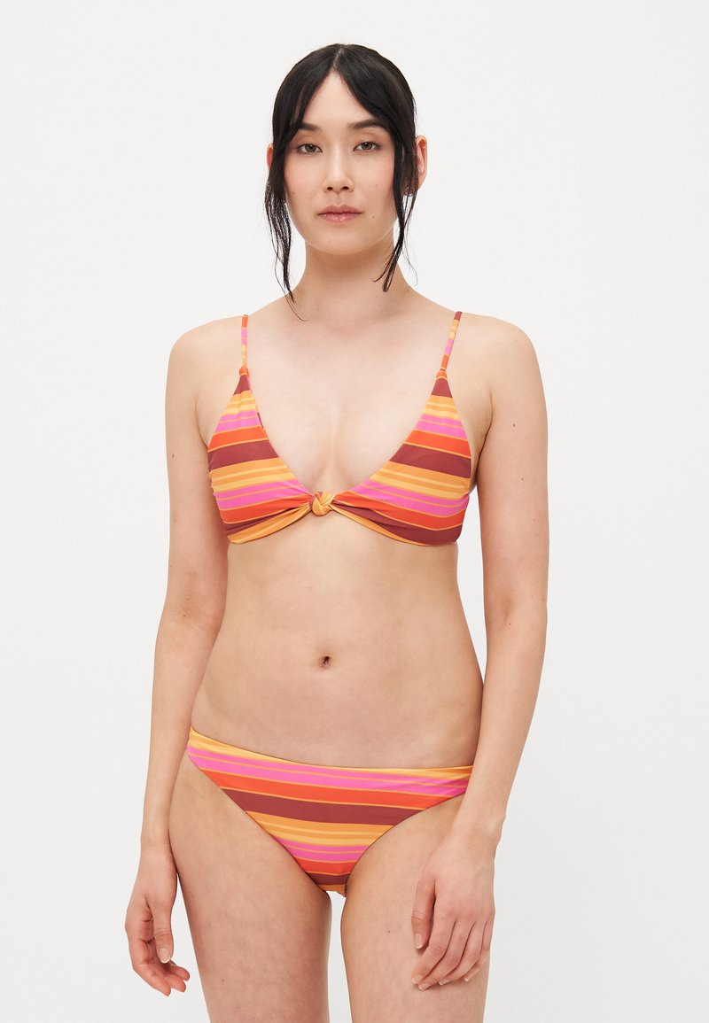 Trikampis bikinis ryškiai oranžinės, rožinės ir rudos juostelės. Viršus turi mazgelį centre ir plonas petnešas; apačia turi paprastą kirpimą.