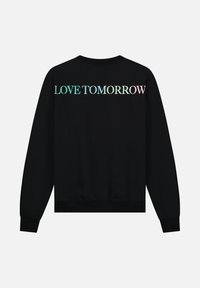 Zwart sweatshirt met een ronde hals en lange mouwen. Heeft "LOVE TOMORROW" in iriserende letters op de rug.
