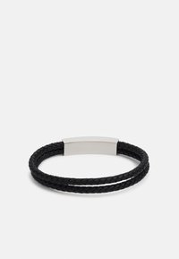 Pulsera de cuero trenzado negro con un cierre de metal plateado pulido, que presenta un diseño rectangular plano y sencillo para el cierre.