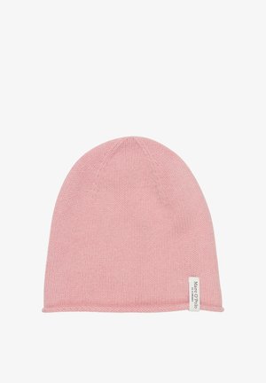 Roze gebreide muts met een zachte textuur, afgeronde bovenkant en een klein label aan de zijkant. Eenvoudig, strak ontwerp geschikt voor diverse outfits.