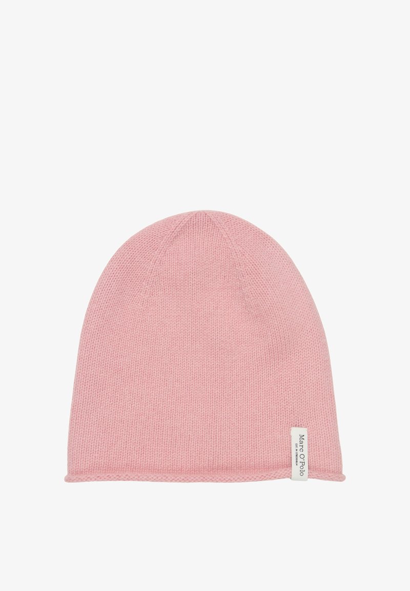 Bonnet rose tricoté avec une texture douce, un sommet arrondi et une petite étiquette sur le côté. Design simple et élégant, adapté à diverses tenues.