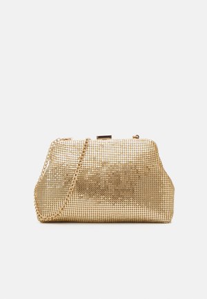 Pochette de soirée en maille dorée avec une bandoulière chaîne et une fermeture à clapet métallique, sur fond clair uni.