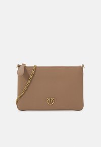 Tan leren clutch tas met een gouden kettingband, voorzien van een logoaccent aan de voorkant en een gladde textuur. Ritsluiting aan de bovenkant.