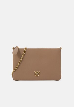 Borsa a pochetto in pelle tan con una tracolla in catena dorata, caratterizzata da un accento con logo sul davanti e una texture liscia. Chiusura con zip nella parte superiore.